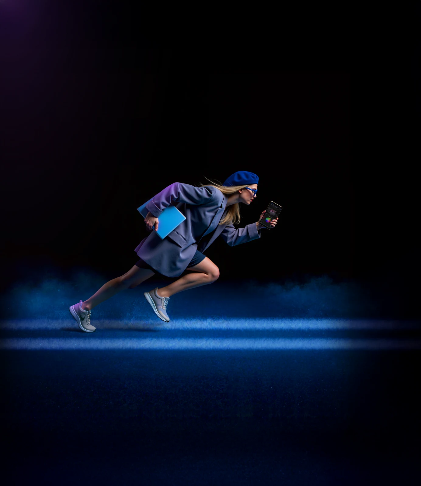 Mujer corriendo bajo iluminación azul