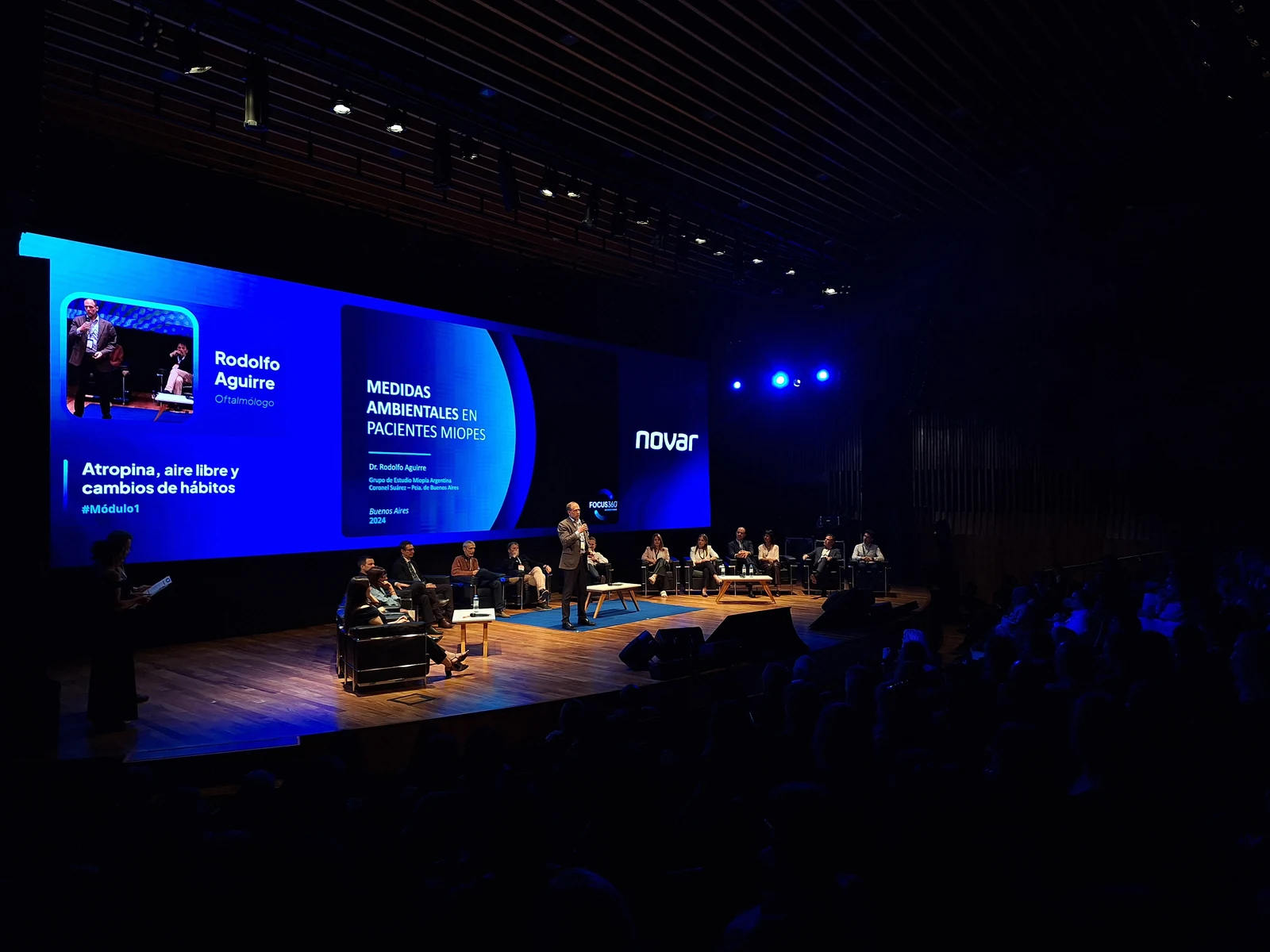 Participantes y escenario iluminado durante FOCUS 360