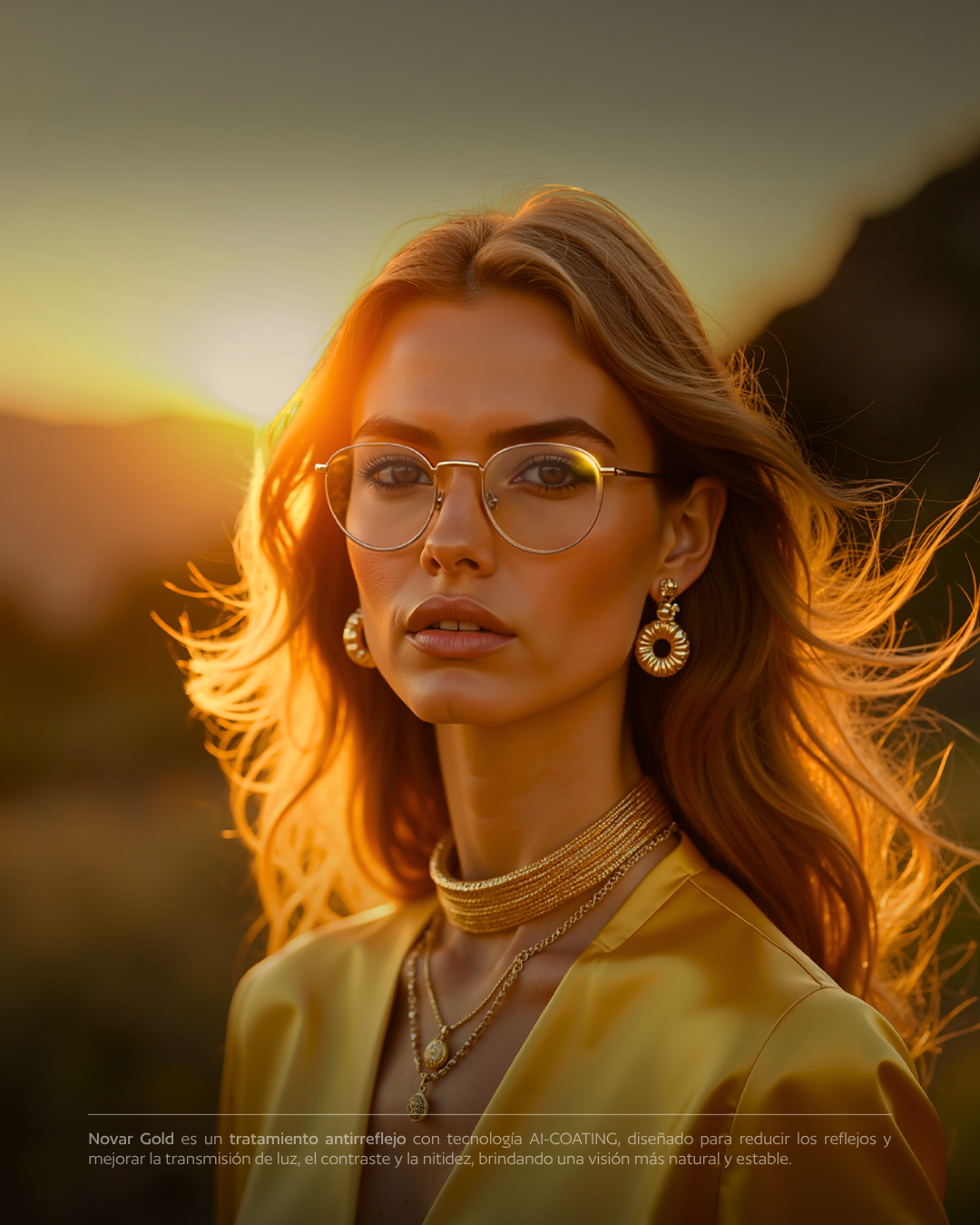 Mujer con lentes Novar Gold bajo luz dorada