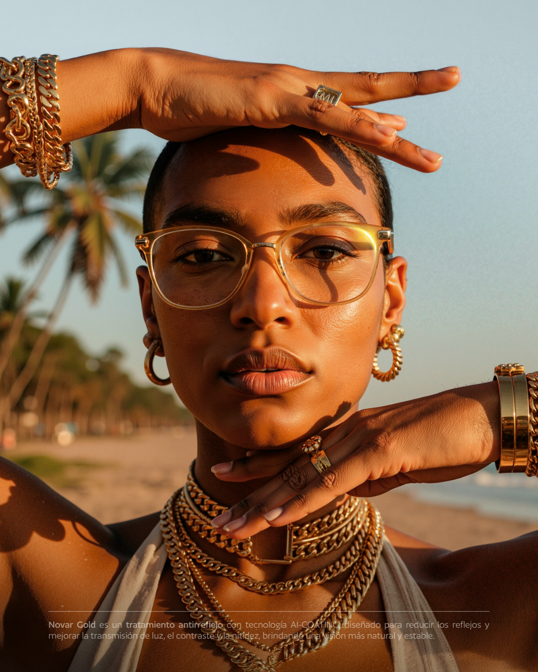 Persona con lentes Novar Gold bajo luz natural